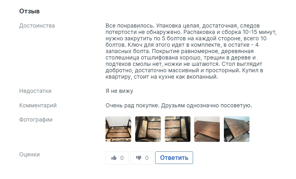 Кровать с деревянным изголовьем в минималистичной комнате