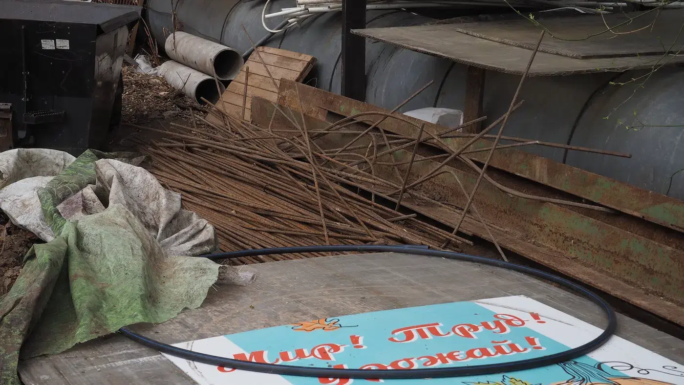 Building the figures: metal fittings, pipes and burlap. Kinetic sculpture by Konstantin Grouss