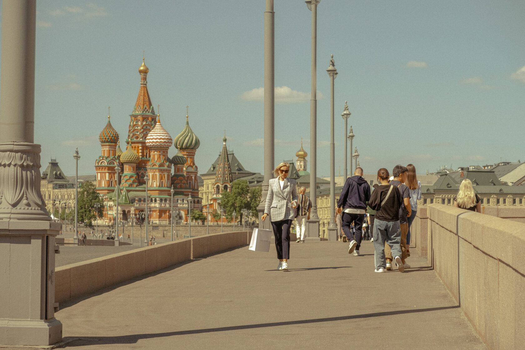 Школьники на экскурсии в центре Москвы