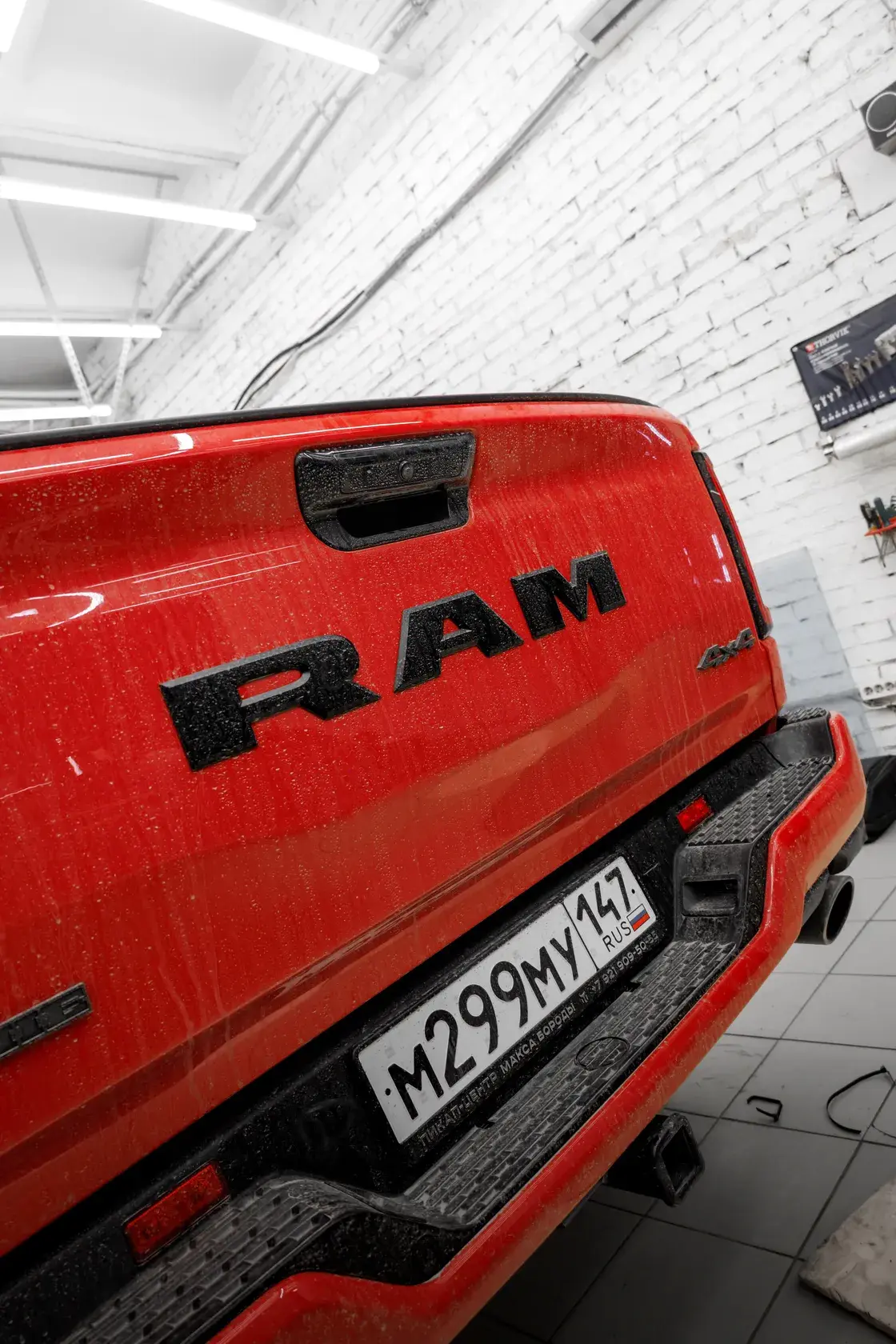 Задний борт RAM 1500 с надписью RAM