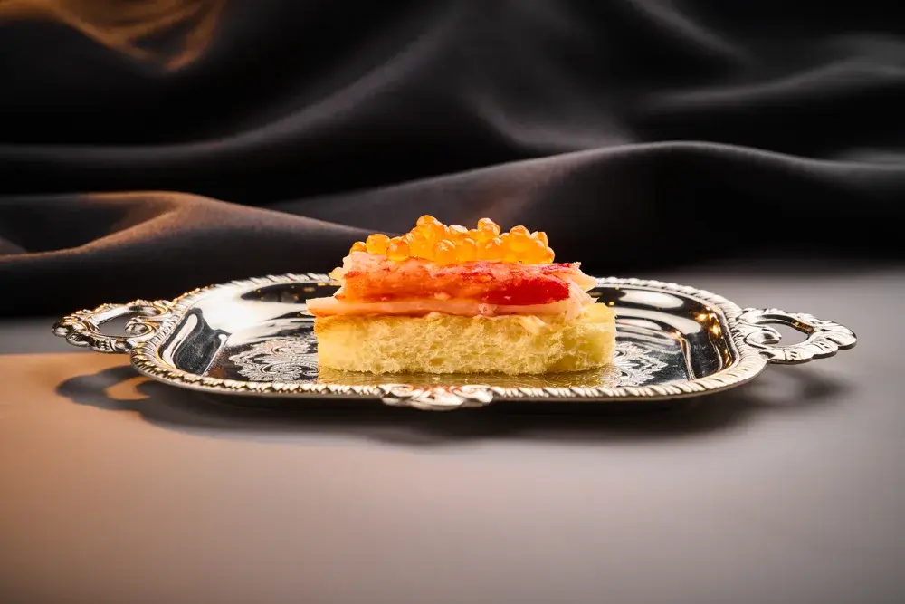 Бриошь с крабом и икрой