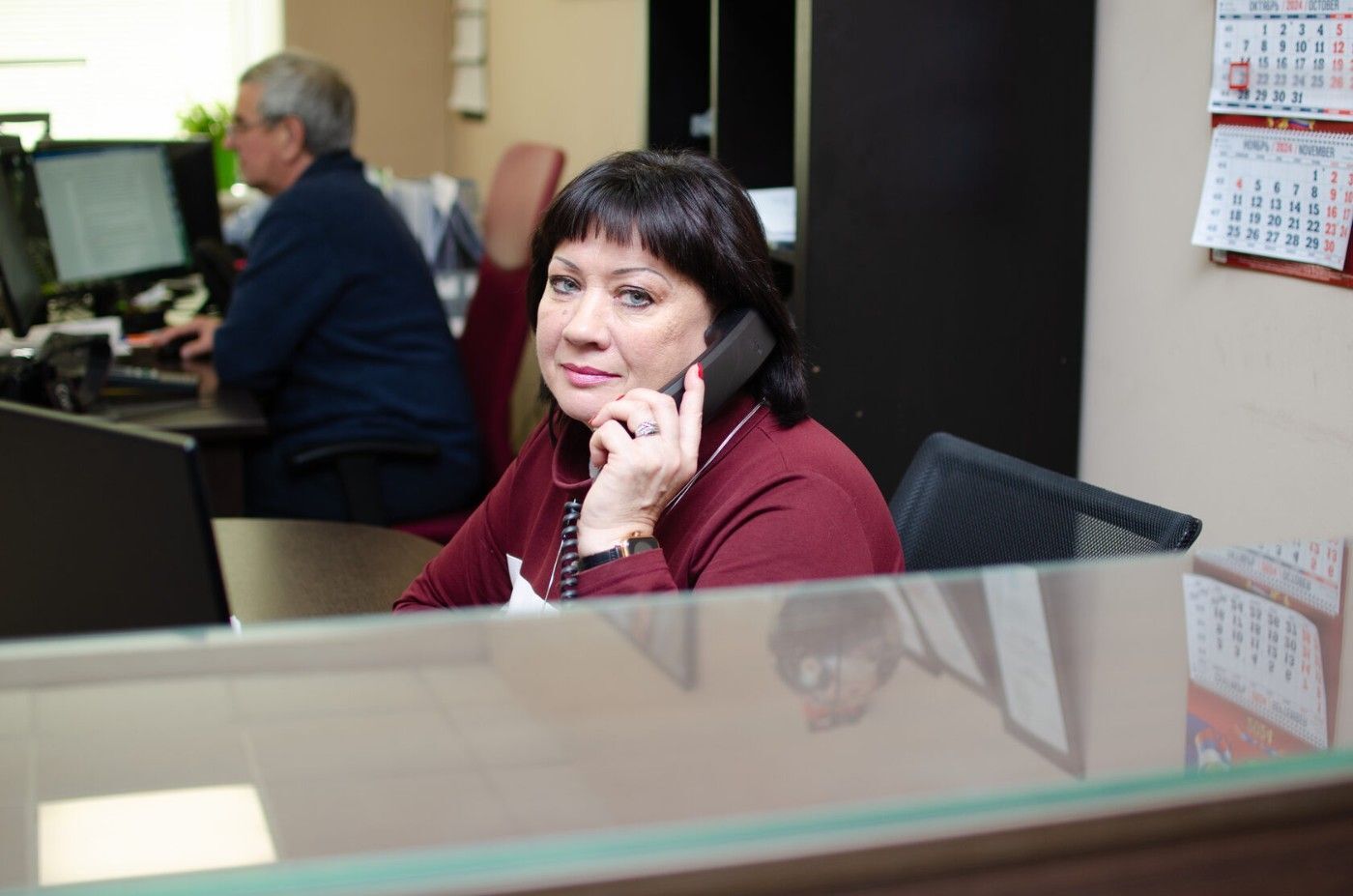 Менеджер ЦСЭИ принимает звонок в экспертном отделе в Ярославле