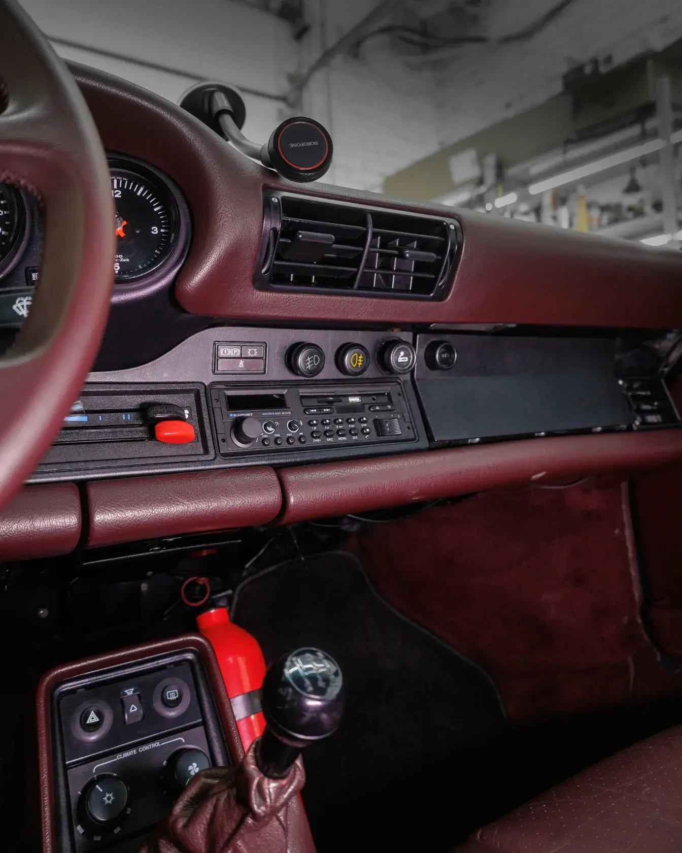 Торпедо Porsche 911 1986 в бордовой коже