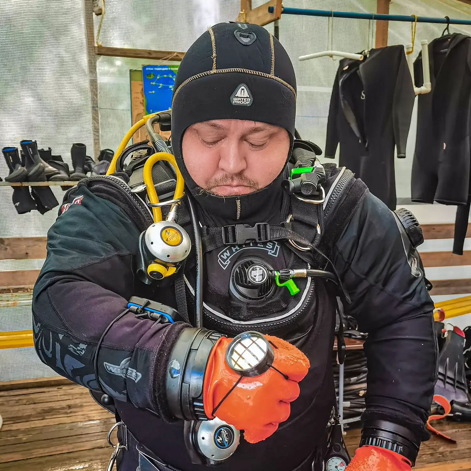 Инструктор и гость под водой