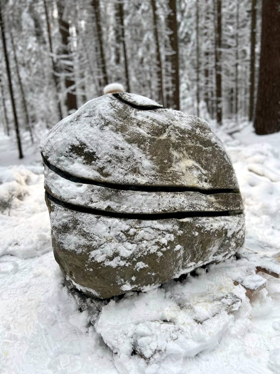 Камень с чёрными разрезами на энерготропе