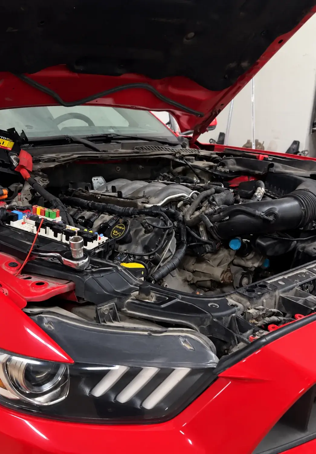 Двигатель Ford Mustang в мастерской Кластер51