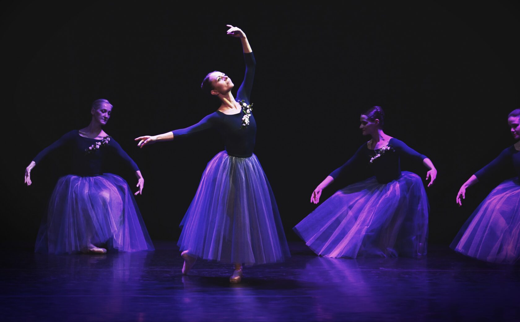 Выступление учениц DanceSecret на сцене
