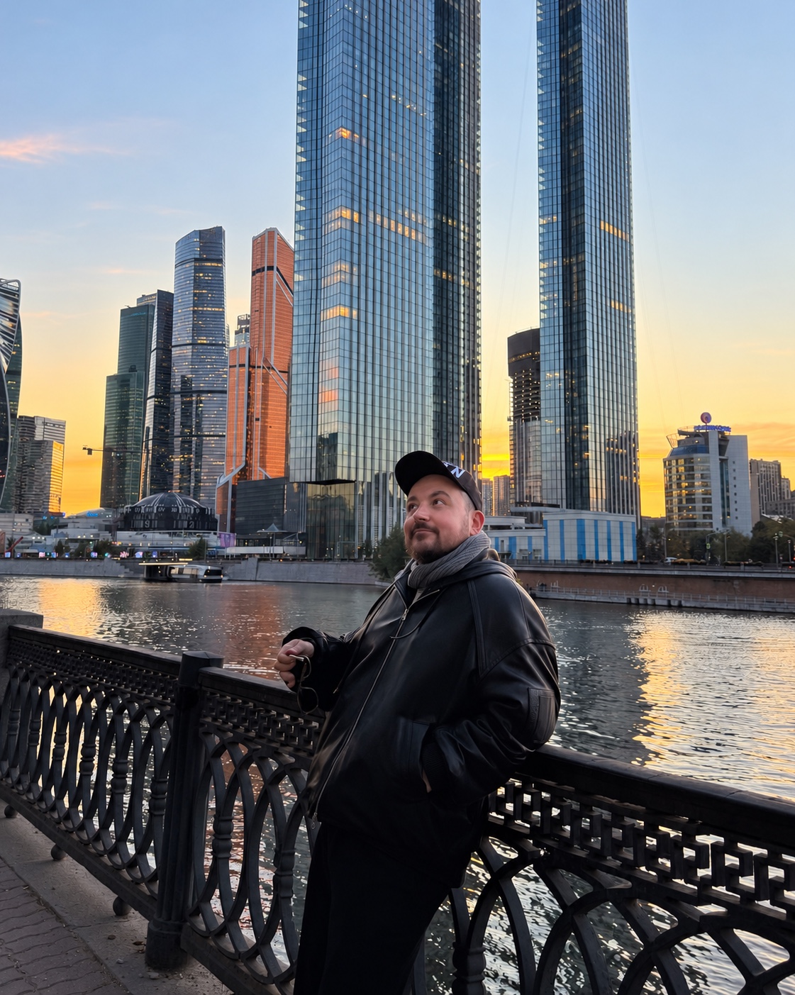 Сергей Галлер на набережной на фоне Москва-Сити