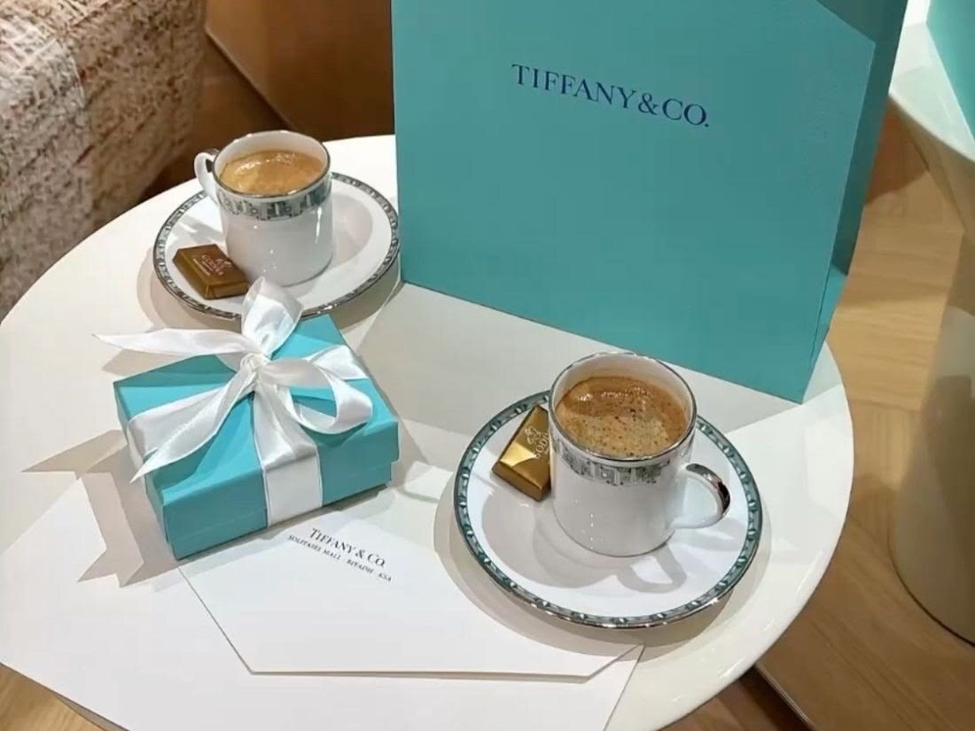 Пакет Tiffany и кофе в бутике, на заднем плане сумка Hermès Birkin
