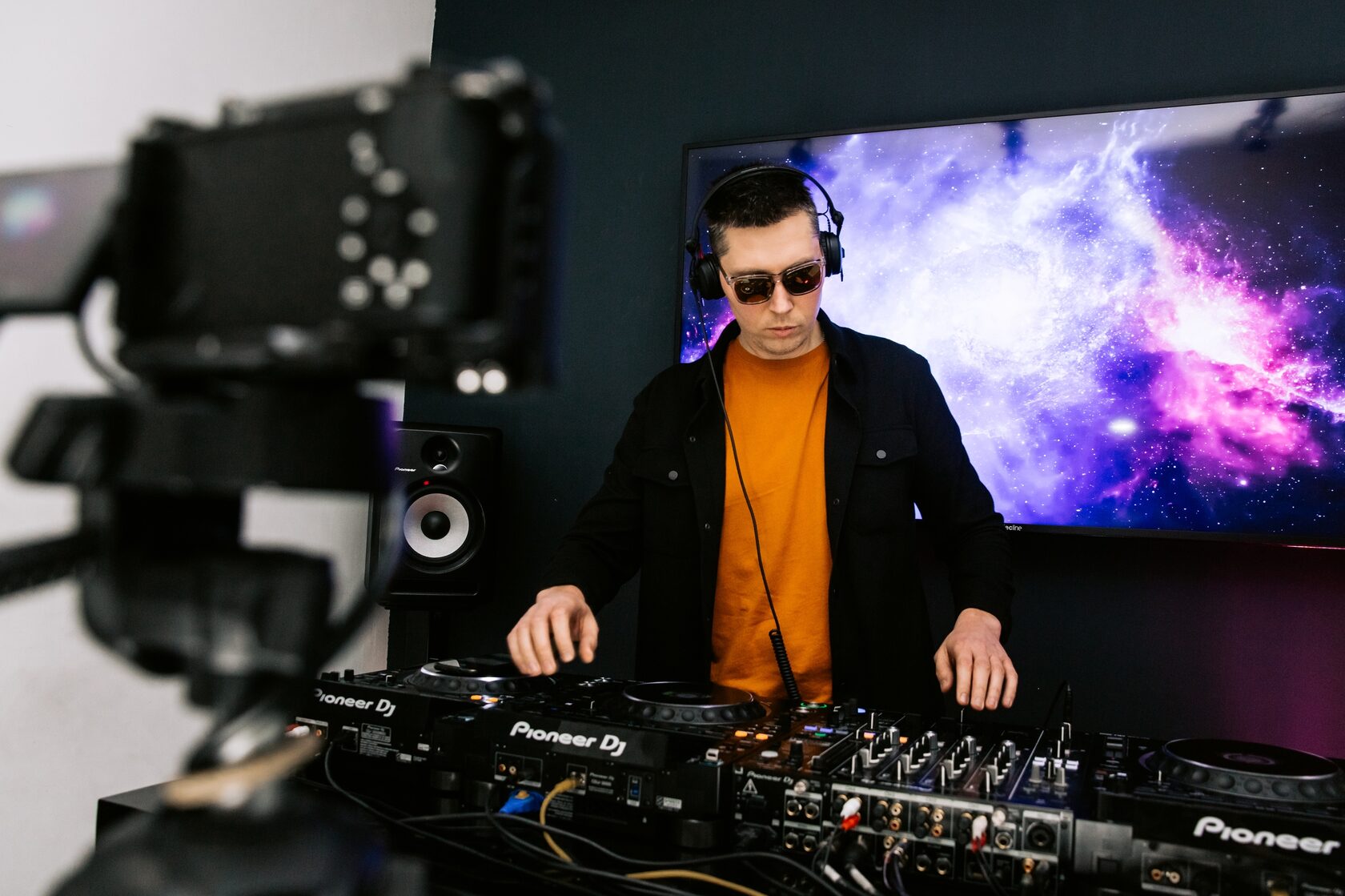 Студийная съёмка диджея в Soundinstructor