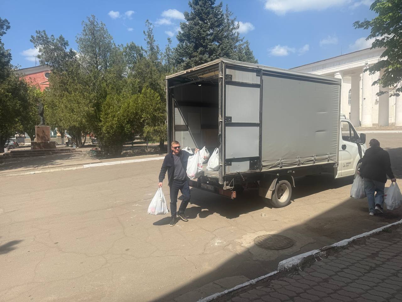 Волонтёры разгружают гуманитарную помощь