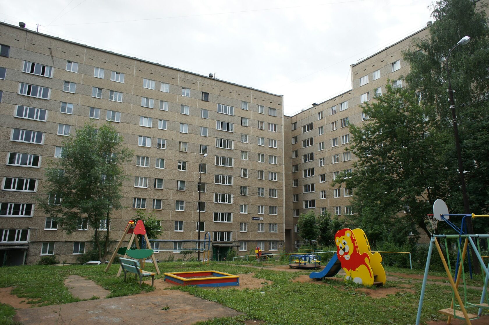 Дом и двор ЖК «Клевер»