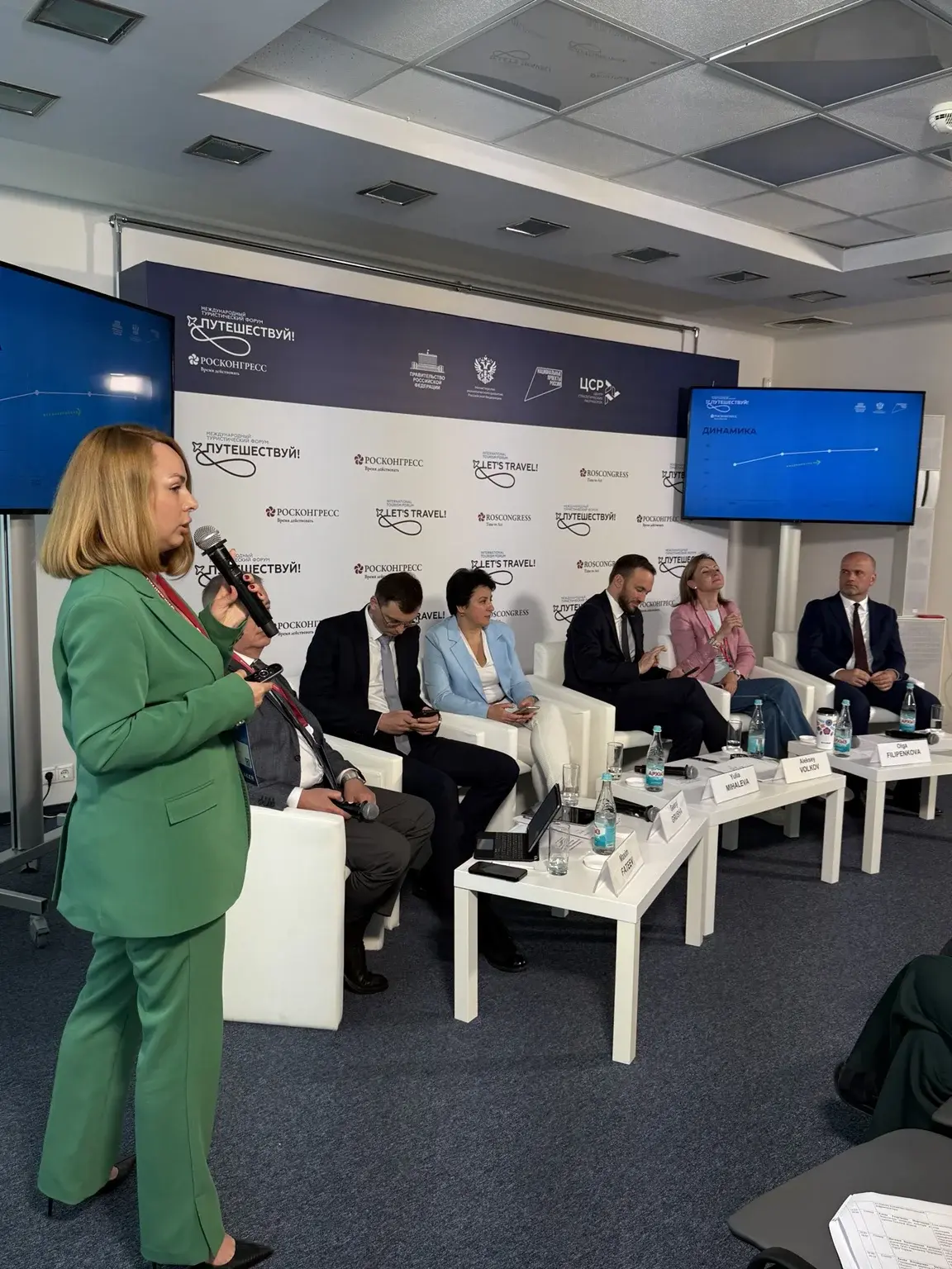 Галина выступает с микрофоном на форуме Путешествуй