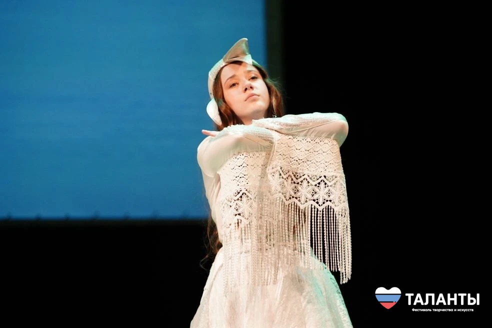 Танцевальный коллектив в голубых народных костюмах с красными платками на фестивале «Таланты»