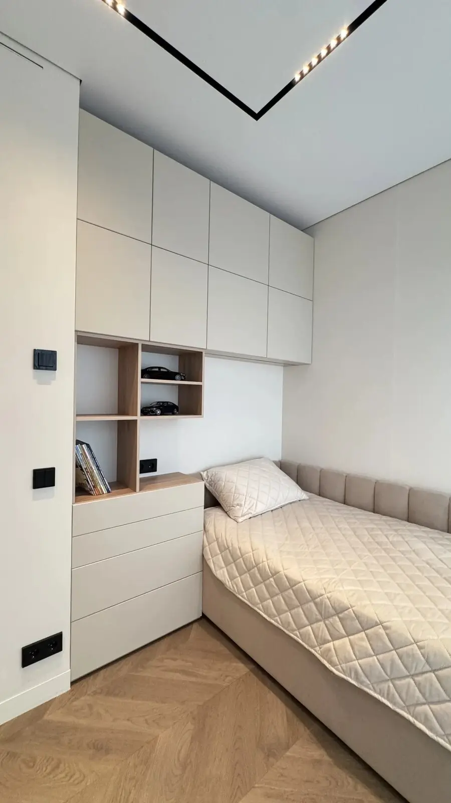 Встроенная детская мебель MADES: шкафы над кроватью, открытые полки и комод