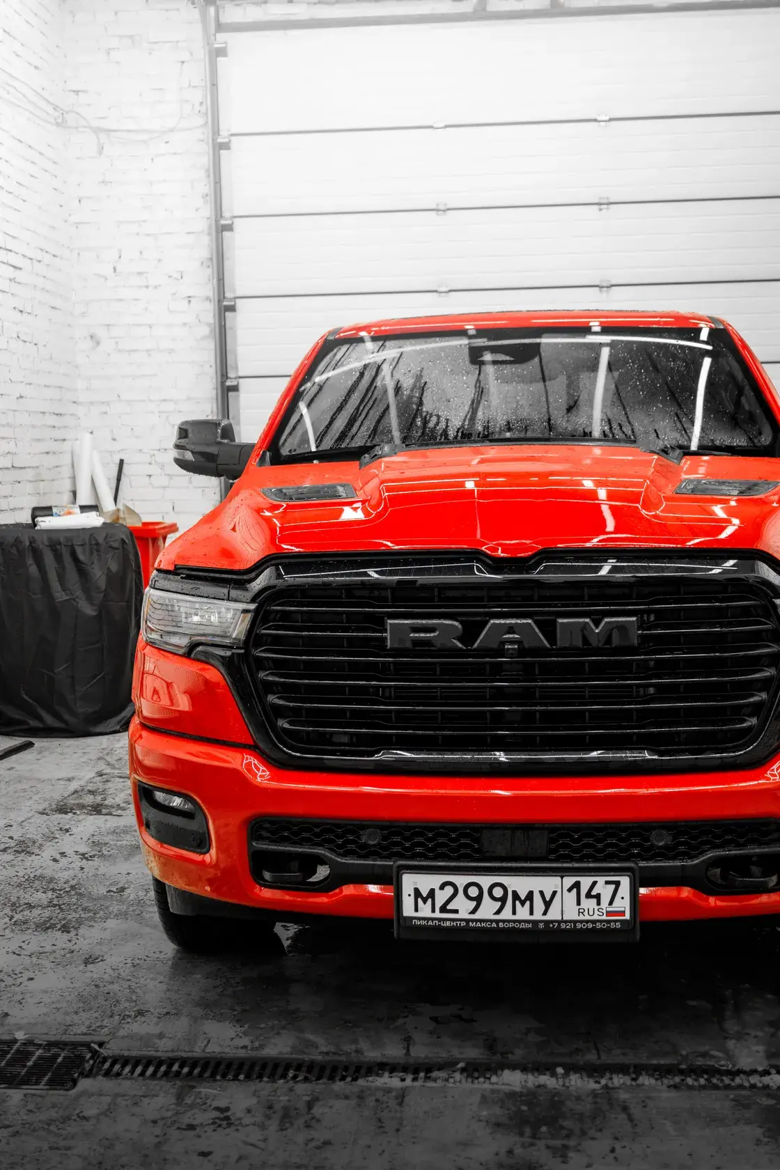 Красный RAM 1500 Laramie в боксе Legend Auto