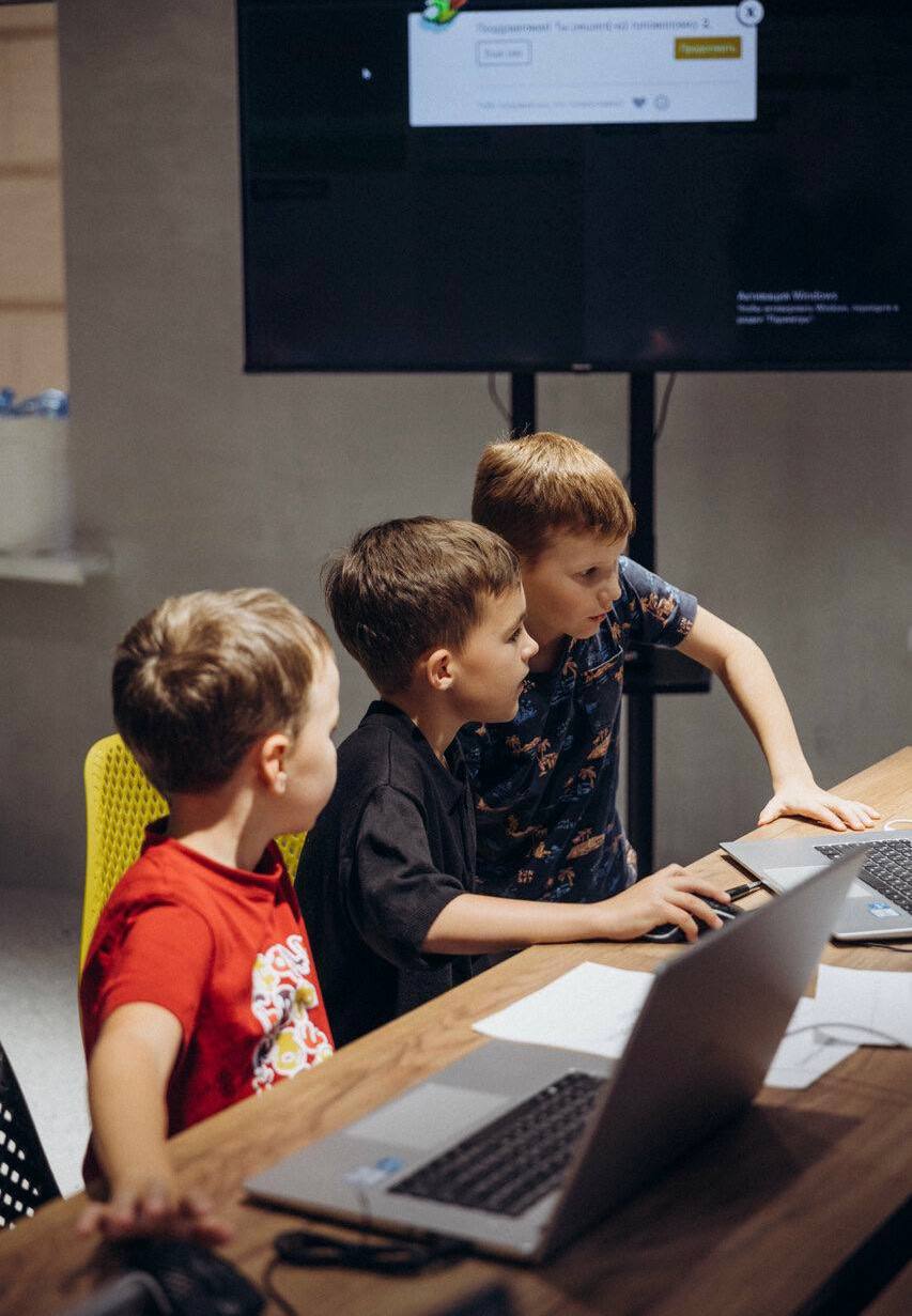 Занятие по программированию WowSkills в Красногорске: ребёнок собирает свою игру