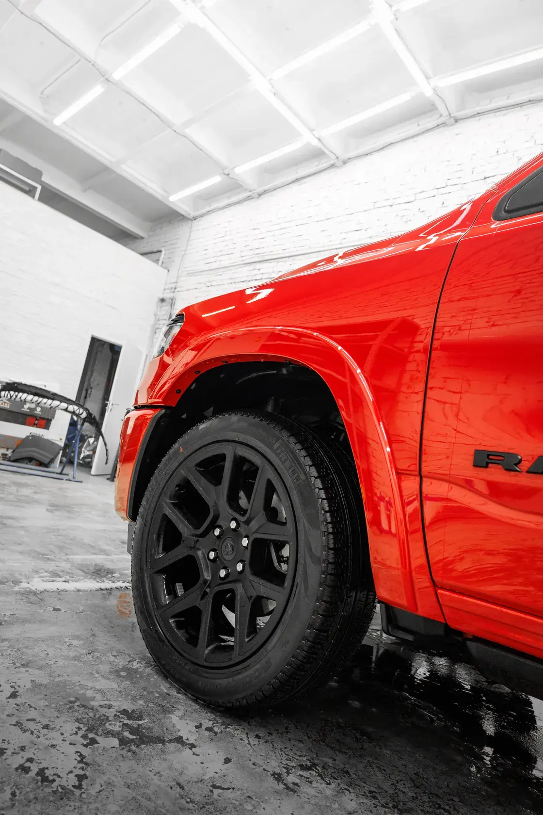 Колёсная арка RAM 1500, оклеенная плёнкой