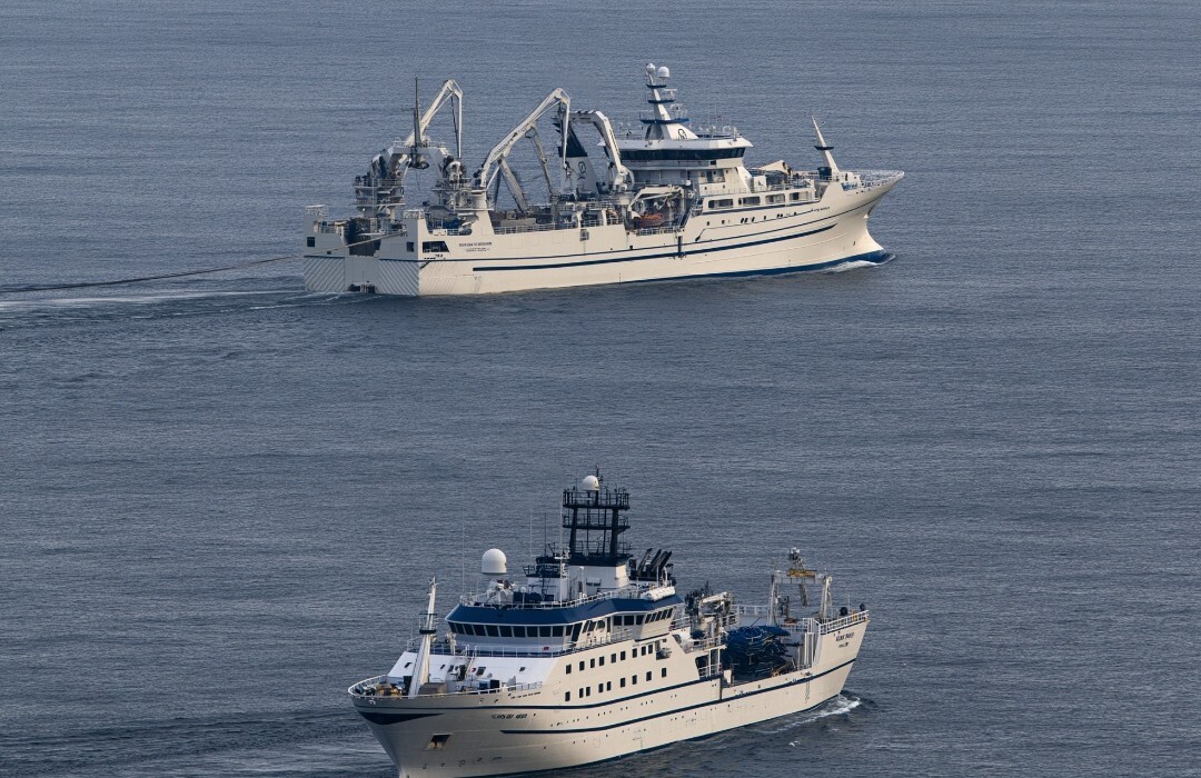 Два краболова в&nbsp;открытом море