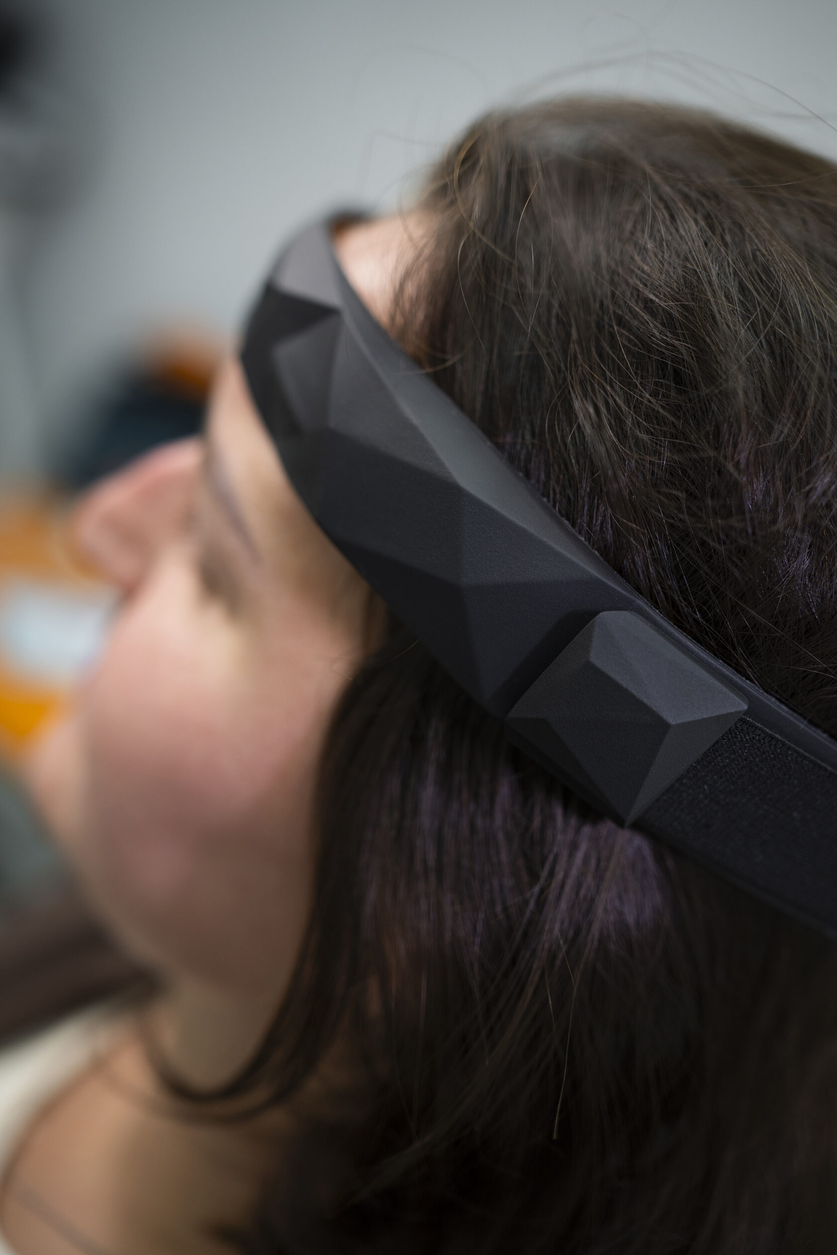 Клиент проходит психологическое тестирование в VR-шлеме Eterno