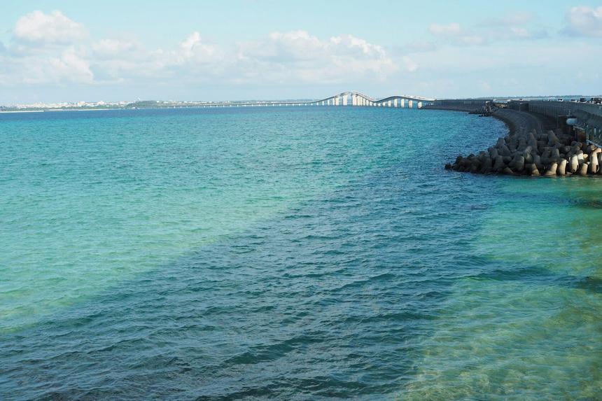 Бирюзовое море у Миякодзимы и мост Ирабу вдали