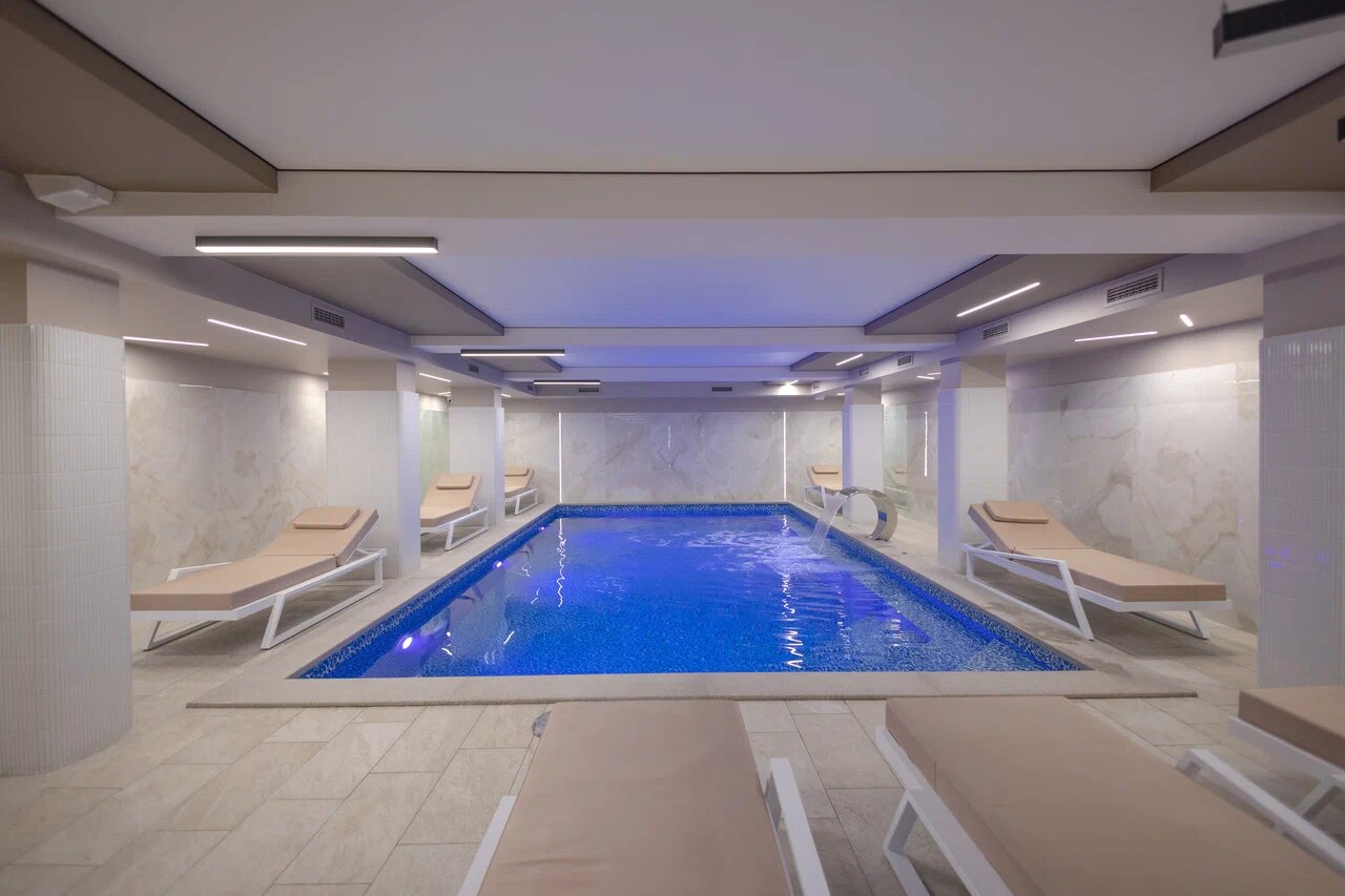 Закрытый подогреваемый бассейн SPA-комплекса отеля ZARA в Адлере