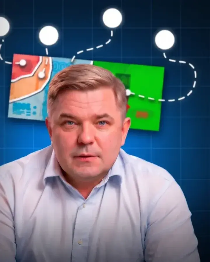 Максим Петров в светлой рубашке на фоне схемы движения денег