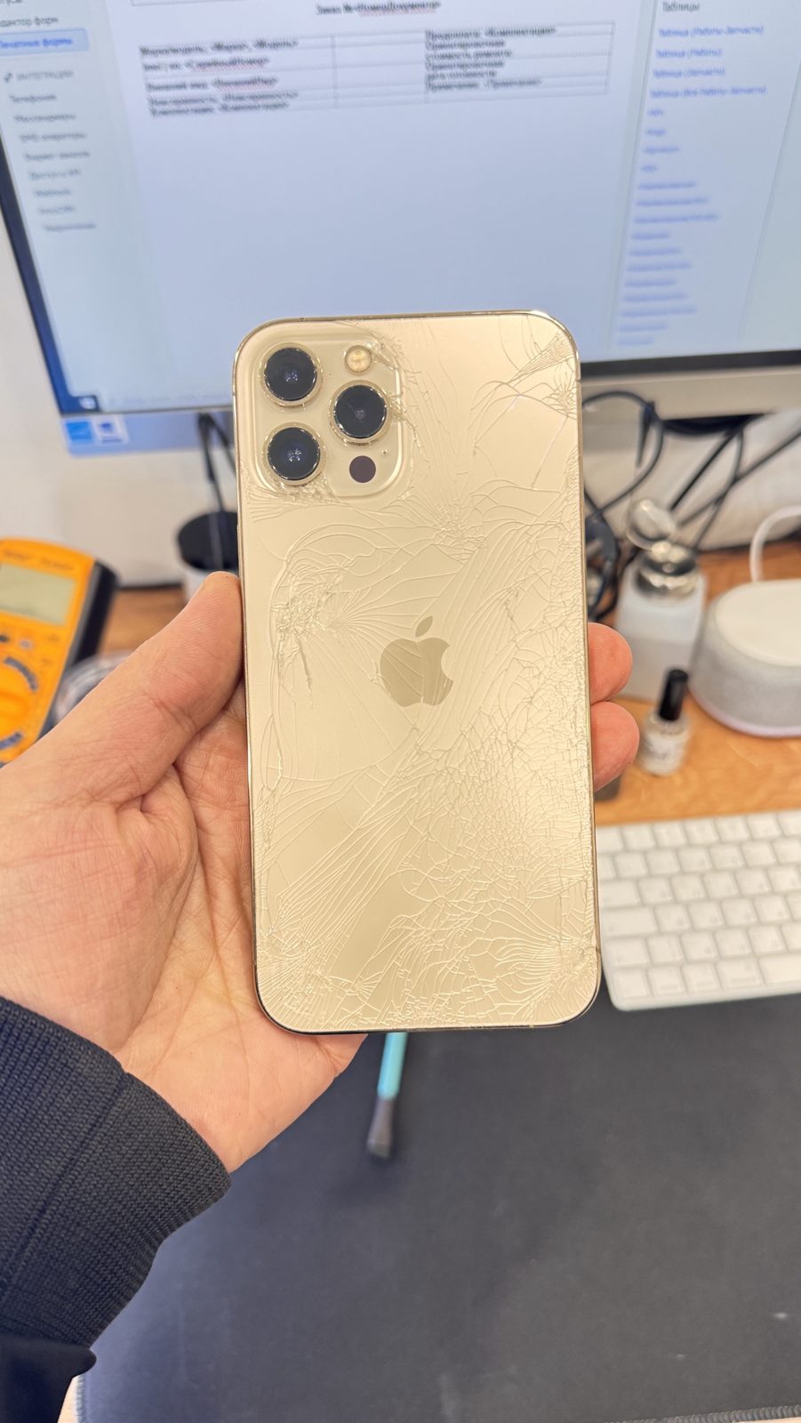 iPhone 12 Pro с разбитой задней крышкой