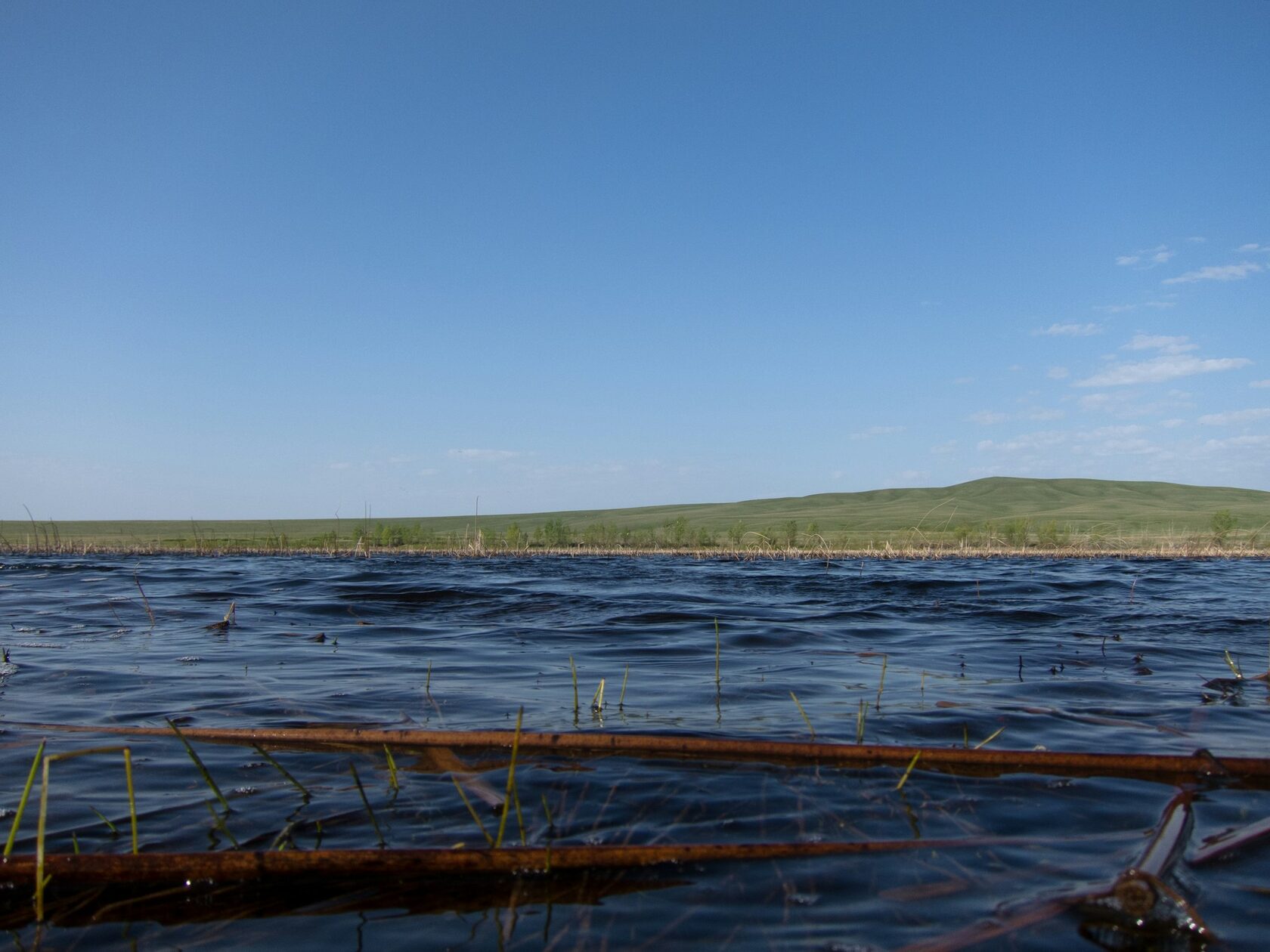 Озеро Аракуль — бирюзовая вода в скальном обрамлении хребта Кулага