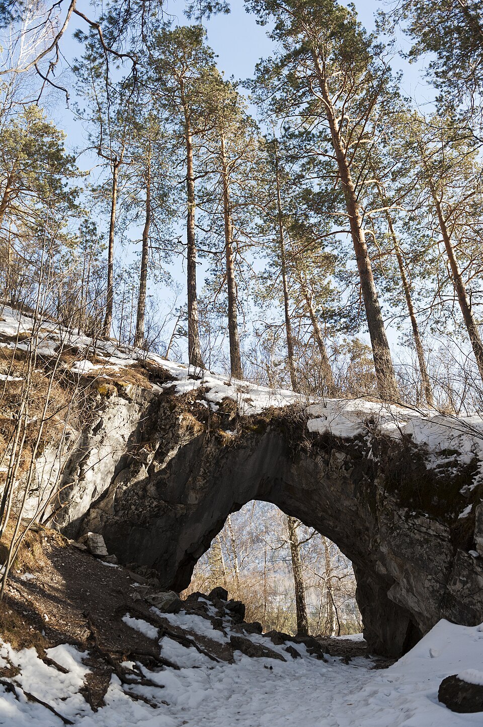 Тавдинская карстовая арка зимой