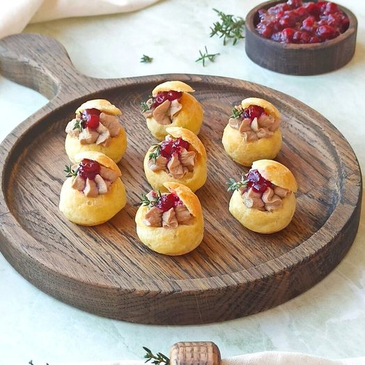 Профитроли с паштетом из куриной печени и брусникой ученицы Натальи Любецкой