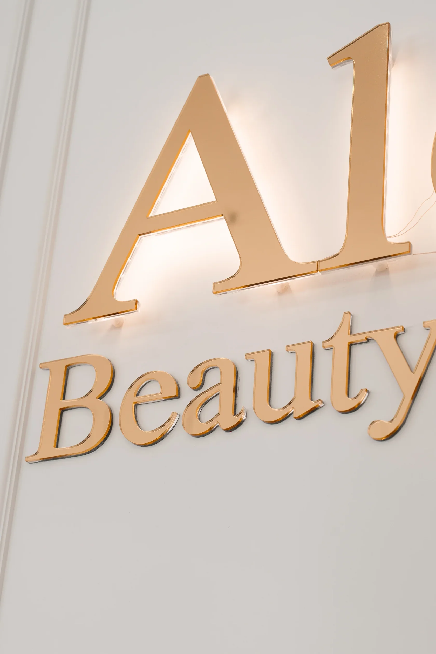 Интерьер салона ALEX Beauty