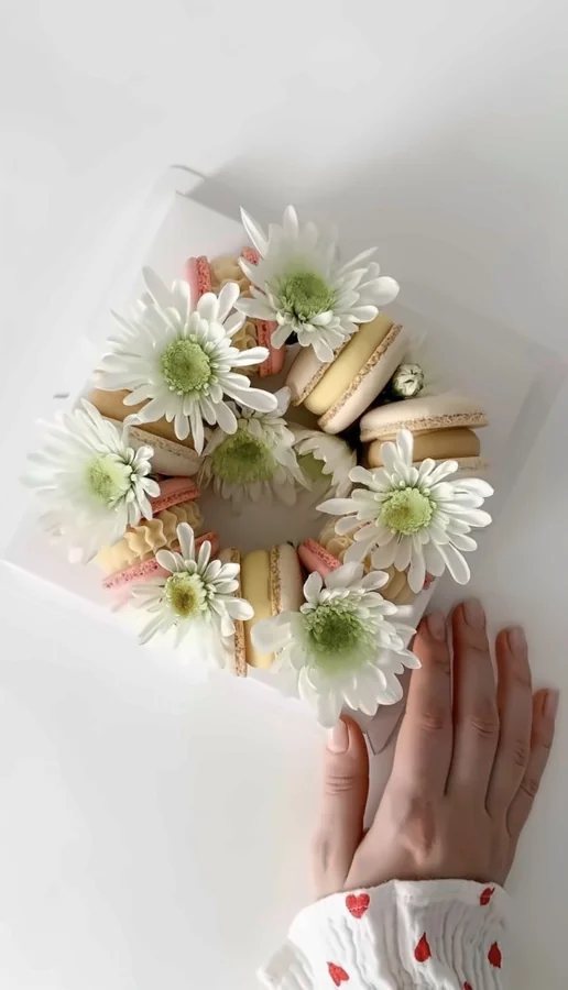 Венок из макарон с цветами