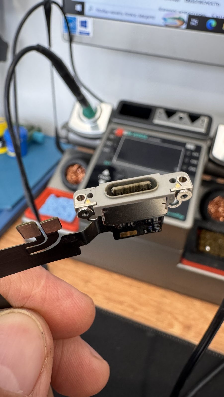 Изношенный разъём USB-C iPhone на столе мастера