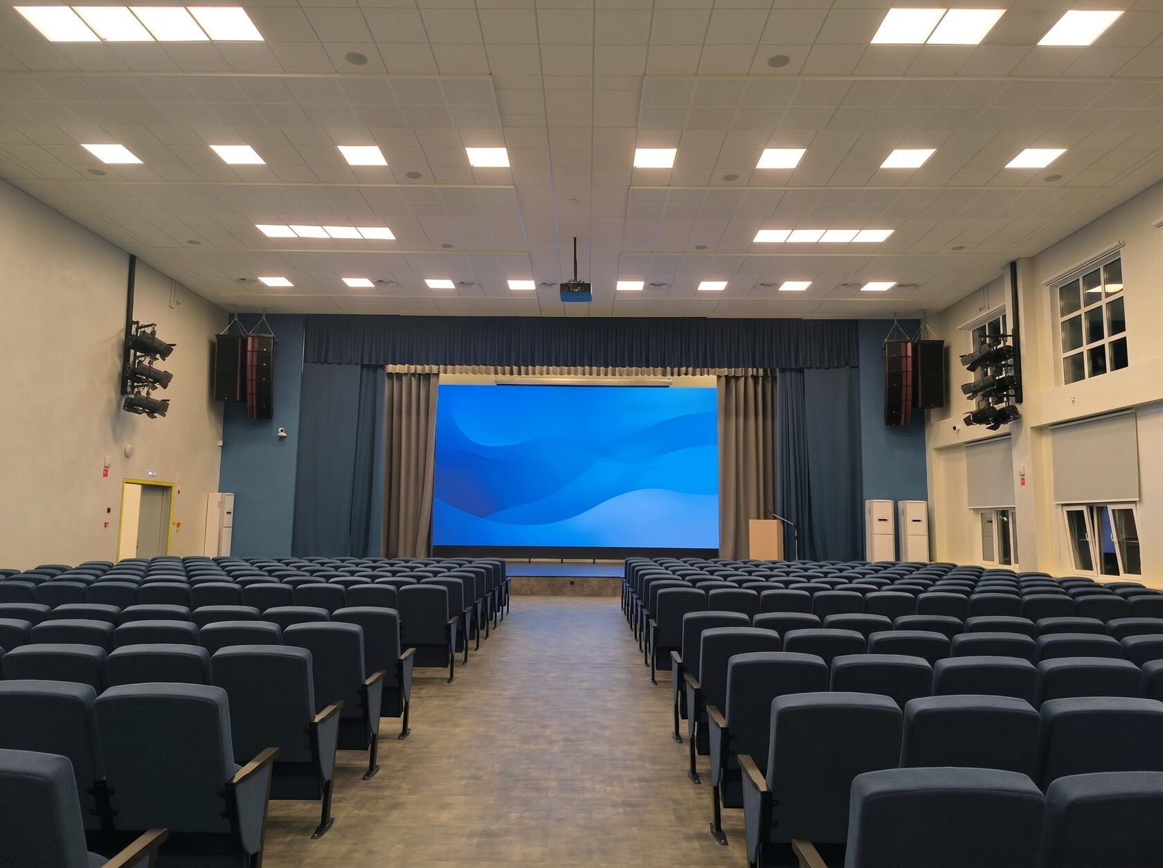 Интерьерный LED-экран для актового зала