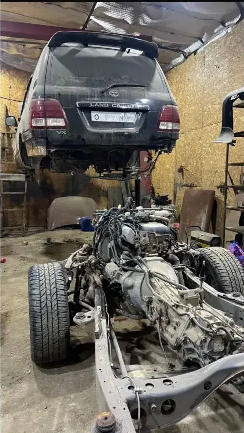 Toyota Land Cruiser на подъёмнике, рама и днище в работе
