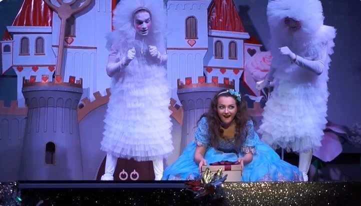 Сцена театрализованного шоу с актёрами в костюмах