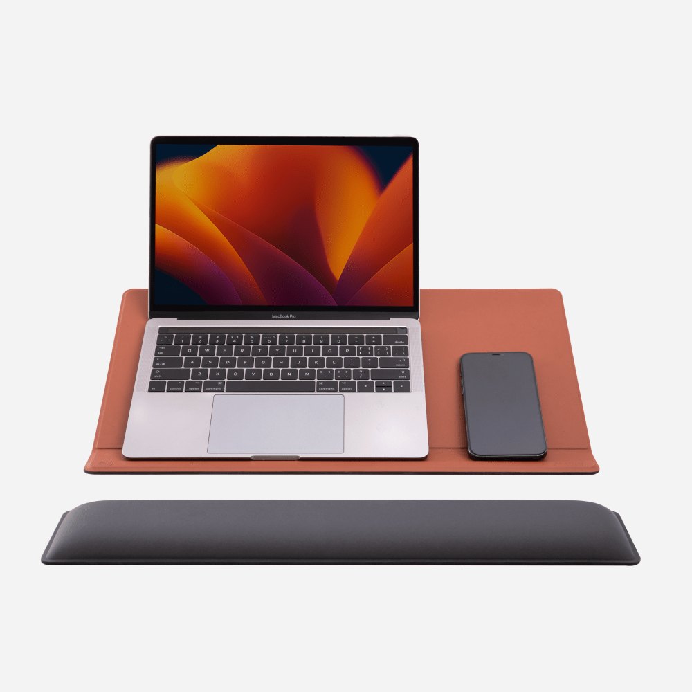 Ноутбук на настольном коврике MOFT Smart Desk Mat, наклон 25 градусов