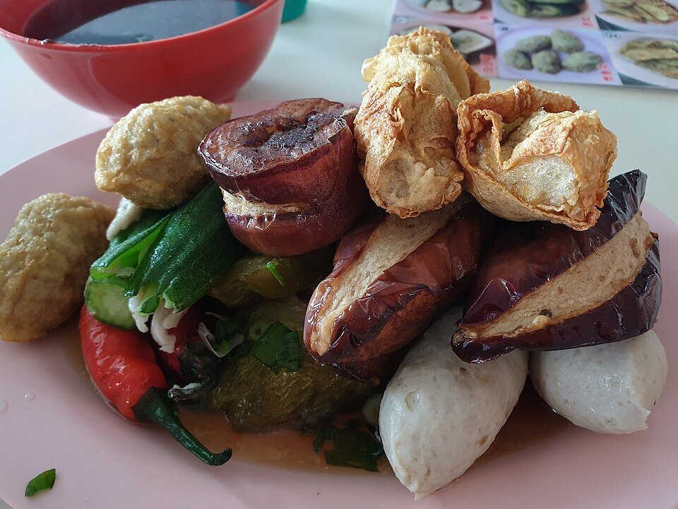 Порция малайзийского блюда yong tau foo