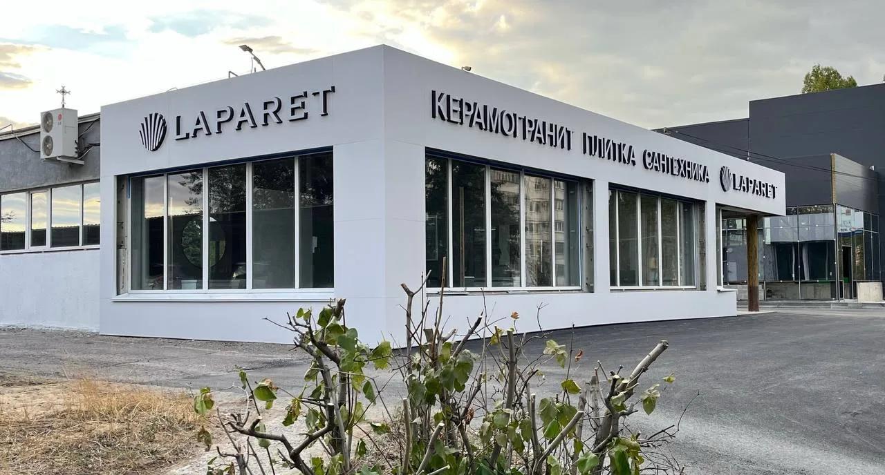 Монтаж фасадной вывески собственной бригадой «Броско»