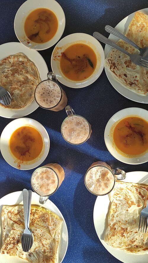 Roti canai и напиток teh tarik; пример малайзийского завтрака