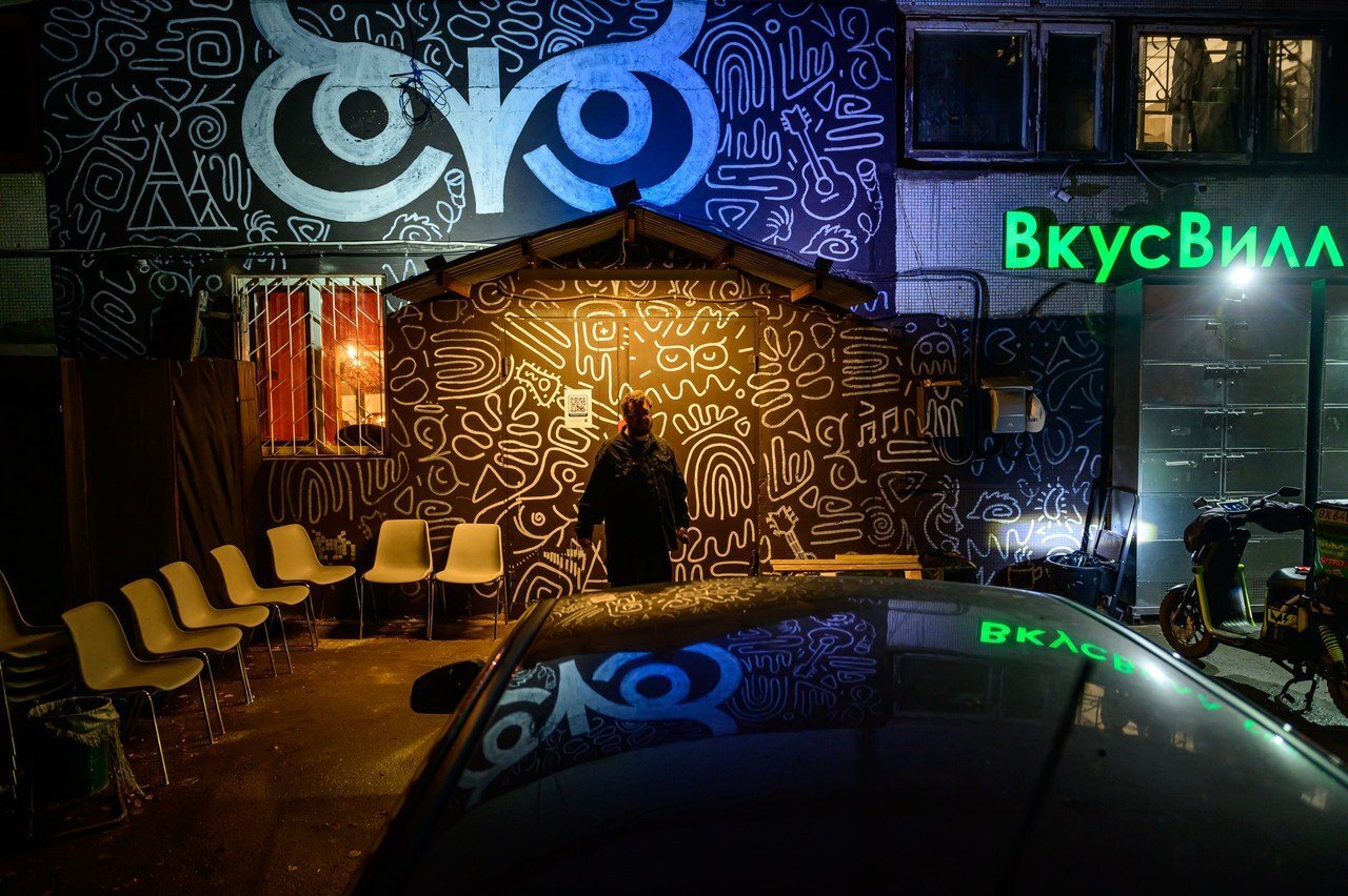 Вход в ФилинФабрику вечером