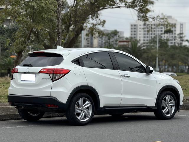 Белый Honda Vezel 1.5 CVT китайской сборки, вид спереди сбоку