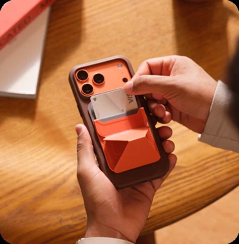 Карта достаётся из картхолдера MOFT Snap-On на задней крышке iPhone