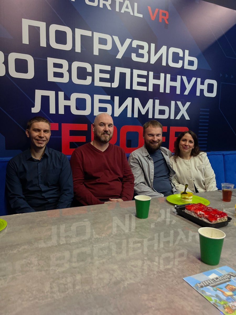 Взрослые гости за столом в зоне отдыха Portal VR