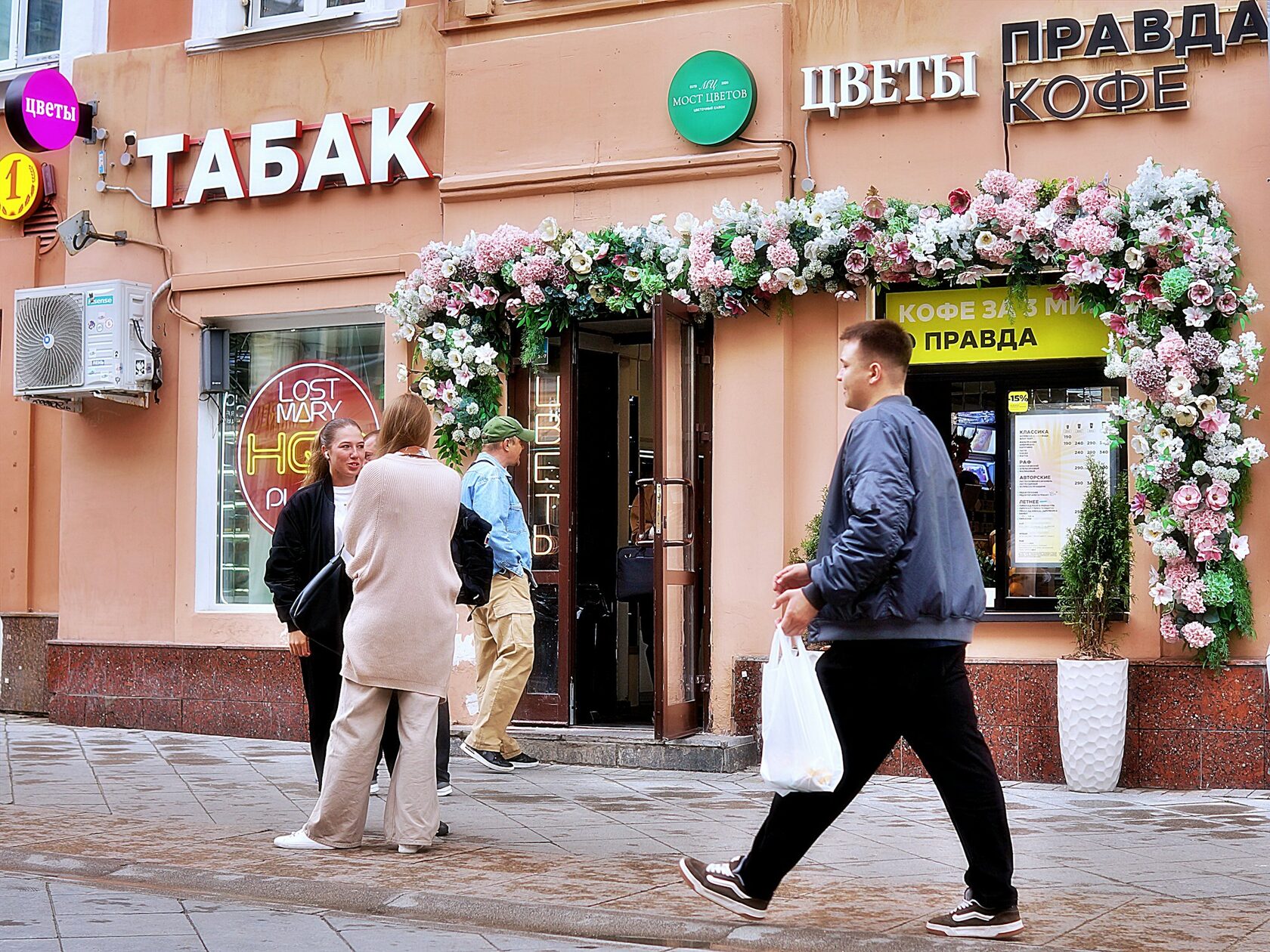 Вход в кафе на городской улице