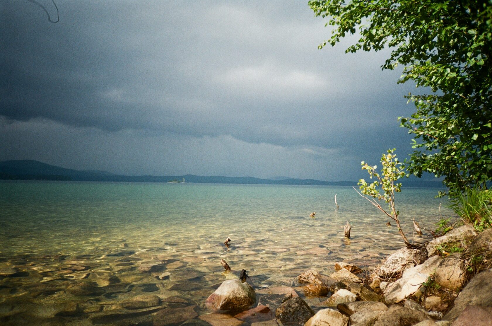 Озеро Тургояк с бирюзовой водой и скалами