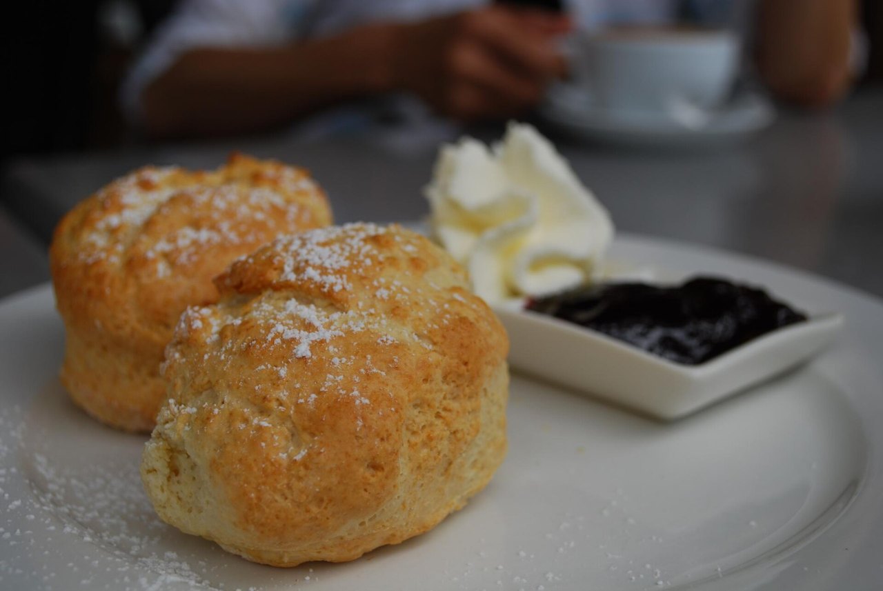 Сконы с джемом и сливками; пример подачи cream tea