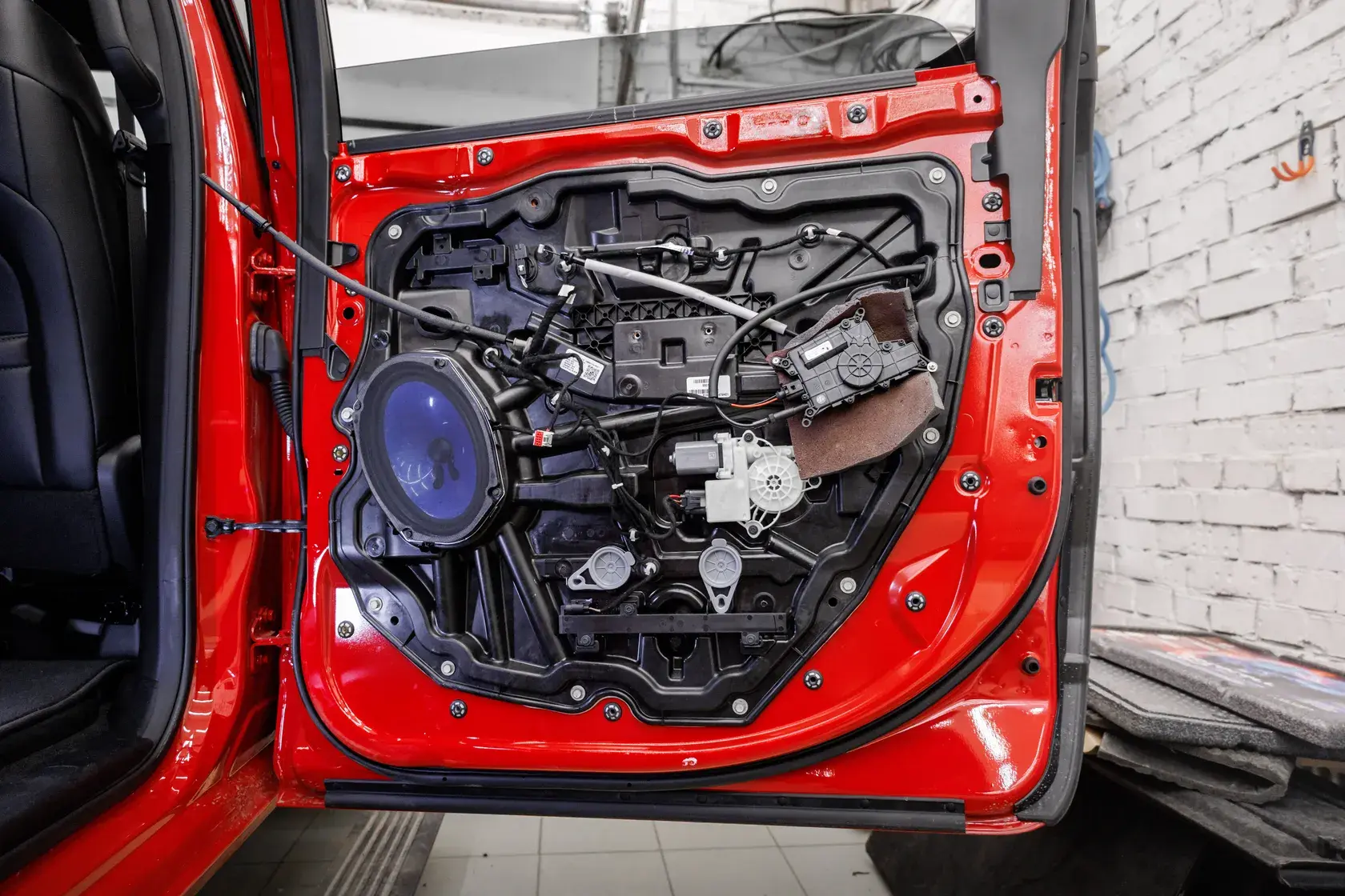 Открытая дверь RAM 1500 при установке доводчика