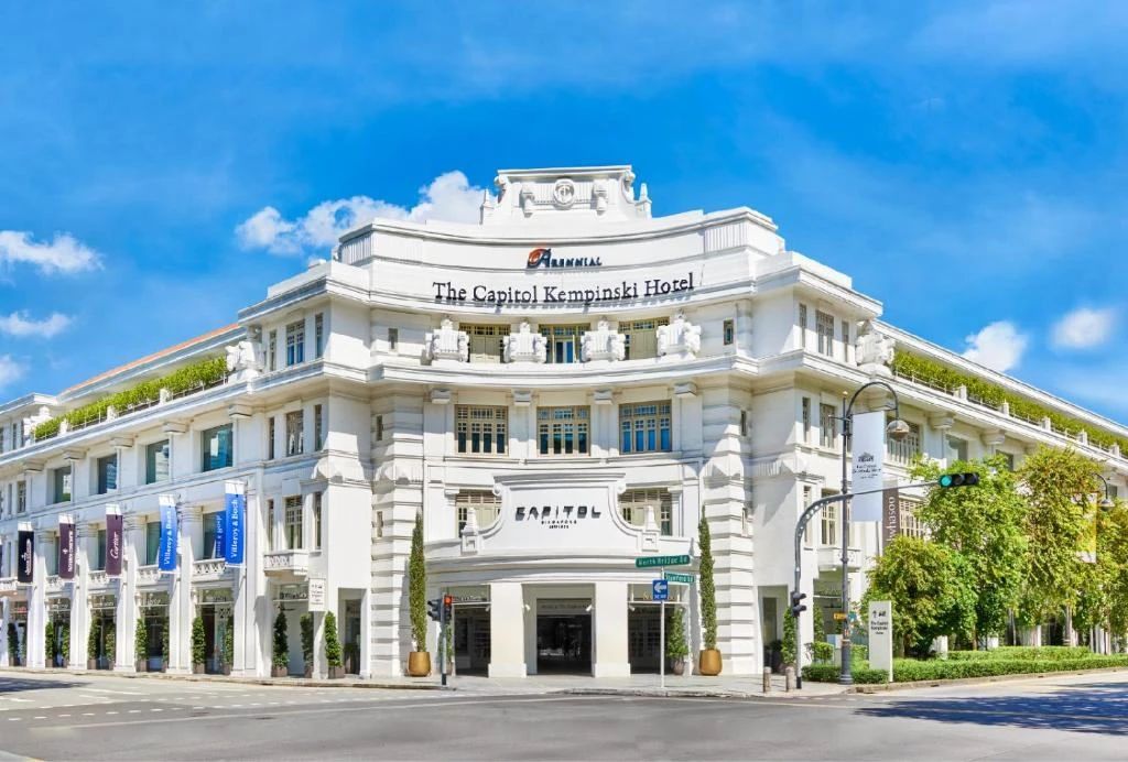 Фасад отеля с вывеской The Capitol Kempinski Hotel